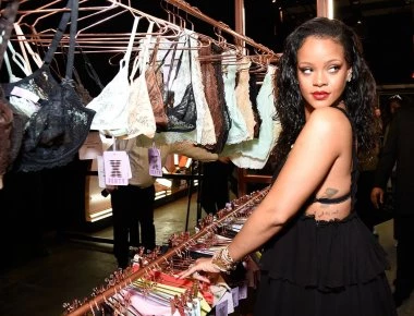 Η Ριάνα λανσάρει τη νέα της σειρά εσωρούχων και είναι άκρως αισθησιακή! (φωτό, βίντεο)